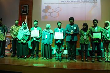 Tim PKM-P Universitas Negeri Jakarta PERINGKAT SATU dengan penelitian Fotobioreaktor Mikroalga Bantuan Energi Surya sebagai Solusi Pengurangan Emisi CO2 di DKI Jakarta
